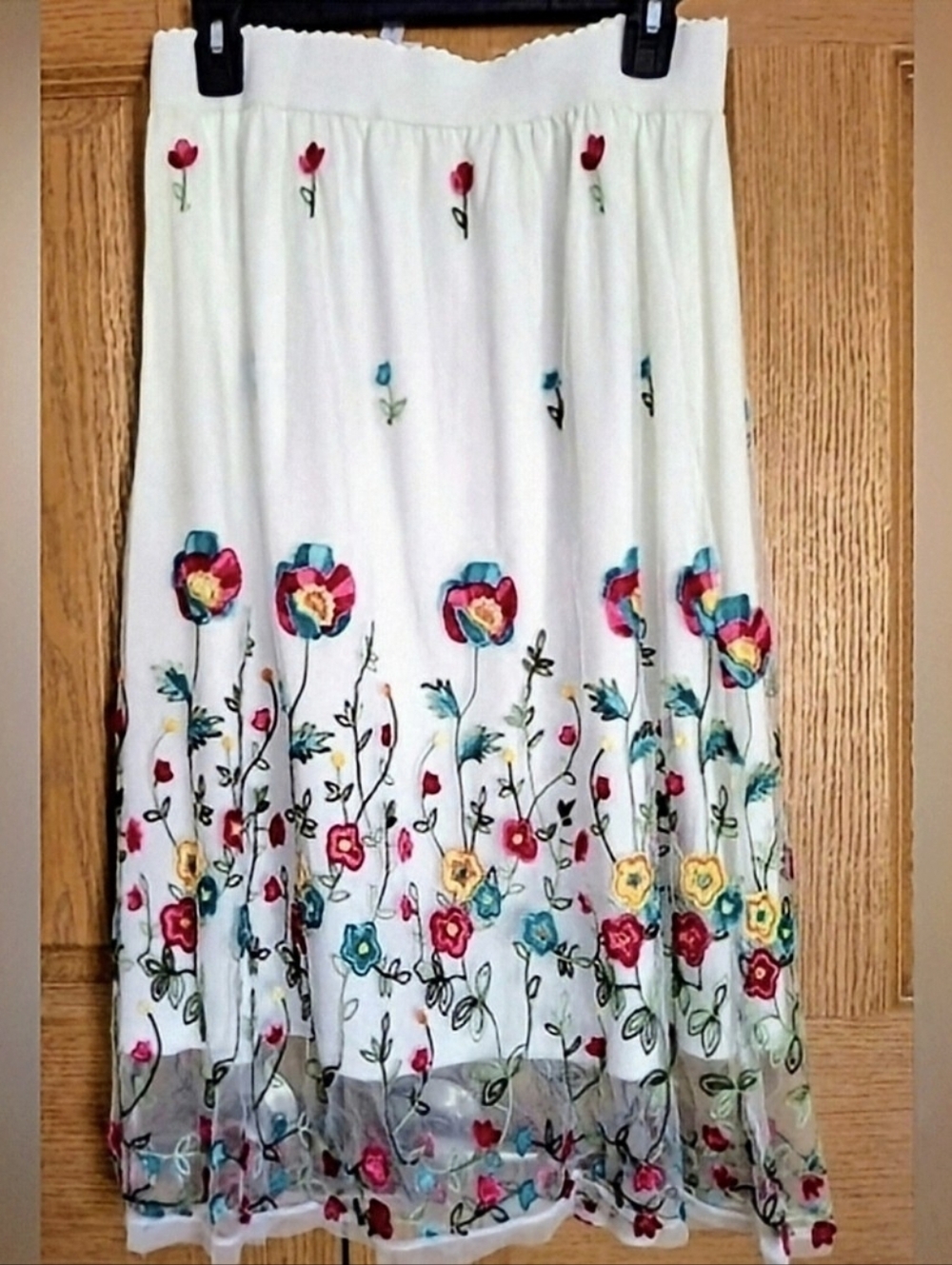 Magic Brand BOUTIQUE Midi Length White Floral Embroidered Skirt (Lg.)